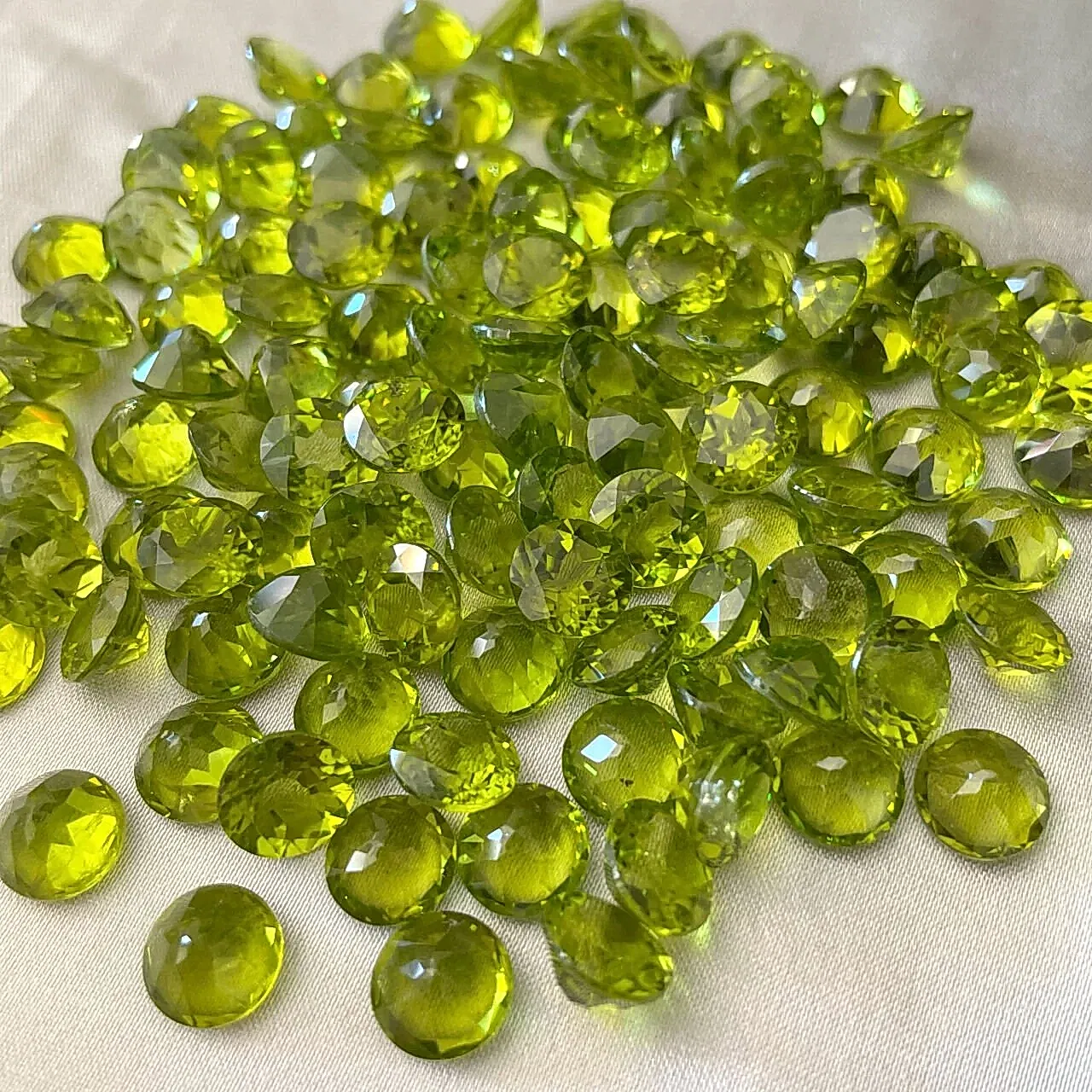 Peridot Taşı Nedir, Faydaları Nelerdir?