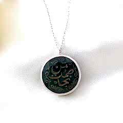 Zümrüt Doğaltaşlı (Kim susarsa kurtulur ) Yazılı Gümüş Kolye